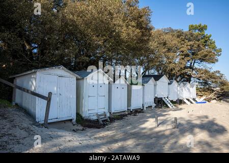 Cabines blanches sur la plage de Sabceaux à Noirmoutier en l'île (Vendée, France) Banque D'Images