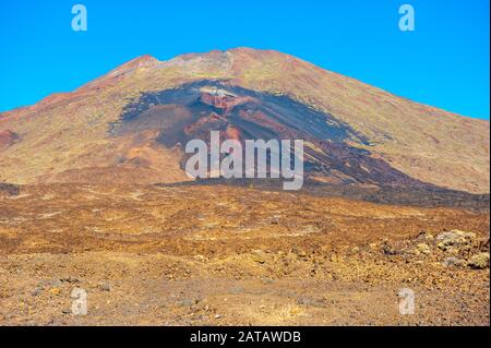 Lave violette et brune des ouïes inférieures du volcan Pico Viejo sur l'île des Canaries Tenerife. Le volcan lis à côté du volcan Teide. Banque D'Images