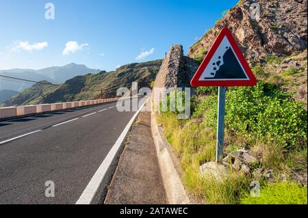 Un panneau de roches tombeuses sur une route sur l'île des Canaries Tenerife. Banque D'Images