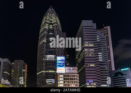 Tokyo, 13 août 2019 – les gratte-ciel Shinjuku avec la tour Cocoon mode Gakuen, qui a été attribuée en 2008 à Emporis Skyscraper de l'année Banque D'Images