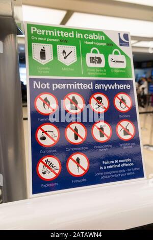 Signez à votre point d'enregistrement à l'aéroport pour afficher la liste des objets interdits qui ne sont pas autorisés à être transportés dans les bagages. Aéroport de Londres City, Londres, Royaume-Uni. (112) Banque D'Images