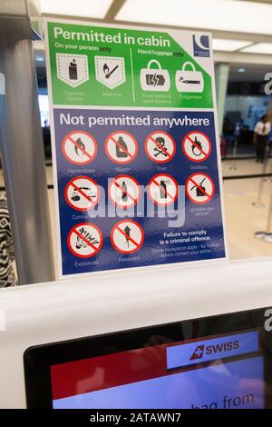 Signez à votre point d'enregistrement à l'aéroport pour afficher la liste des objets interdits qui ne sont pas autorisés à être transportés dans les bagages. Aéroport de Londres City, Londres, Royaume-Uni. (112) Banque D'Images