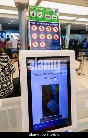 Signez à votre point d'enregistrement à l'aéroport pour afficher la liste des objets interdits qui ne sont pas autorisés à être transportés dans les bagages. Aéroport de Londres City, Londres, Royaume-Uni. (112) Banque D'Images