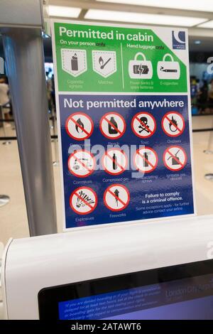 Signez à votre point d'enregistrement à l'aéroport pour afficher la liste des objets interdits qui ne sont pas autorisés à être transportés dans les bagages. Aéroport de Londres City, Londres, Royaume-Uni. (112) Banque D'Images