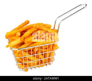 Frites dans un petit panier à friture isolé sur fond blanc Banque D'Images
