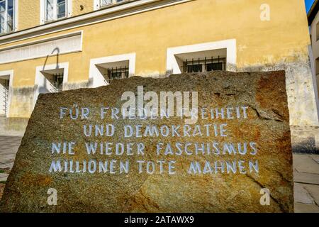 Rappel devant le lieu de naissance d'Adolf Hitler, Braunau am Inn, Innviertel, Haute-Autriche, Autriche Banque D'Images