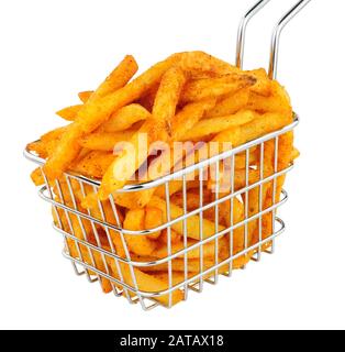 Frites dans un petit panier à friture isolé sur fond blanc Banque D'Images