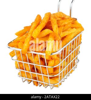 Frites dans un petit panier à friture isolé sur fond blanc Banque D'Images