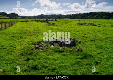neolithic cairns et les ruines d'une chapelle au Milton de Clava près de Clava Cairns Inverness-shire Scotland UK Banque D'Images