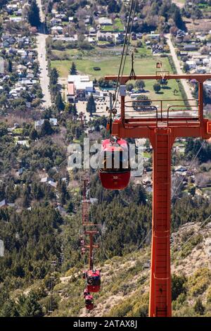 Vue sur la scène du téléphérique pour la montagne Cerro Otto contre lac Nahuel Huapi à Bariloche, Patagonie, Argentine Banque D'Images