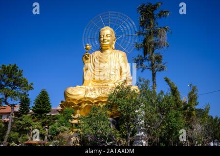 Statue du Bouddha d'or dans la ville de Dalat au Vietnam. 15 Janvier 2020 Banque D'Images