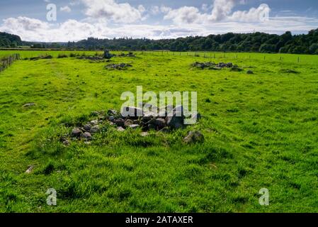neolithic cairns et les ruines d'une chapelle au Milton de Clava près de Clava Cairns Inverness-shire Scotland UK Banque D'Images