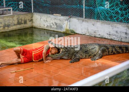 Un entraîneur a coincé sa tête dans l'embouchure d'un crocodile à une ferme de crocodiles dans la ville de Nha Trang au Vietnam. 14 Janvier 2020 Banque D'Images