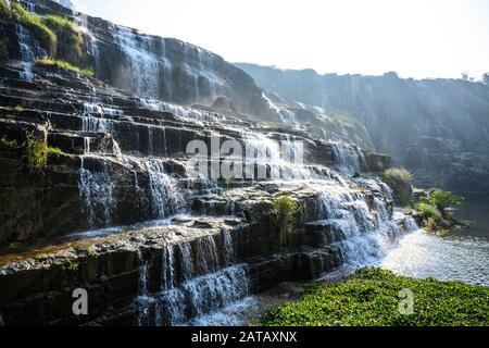 Paysage tropical de forêt tropicale avec cascade de Pongour à Da Lat, au Vietnam. Panorama de quatre images Banque D'Images
