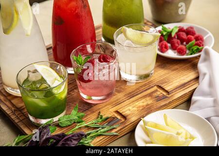 Les boissons d'été, un ensemble de limonades. Les limonades dans pichets sur la table, les ingrédients qui les composent sont disposés autour de Banque D'Images