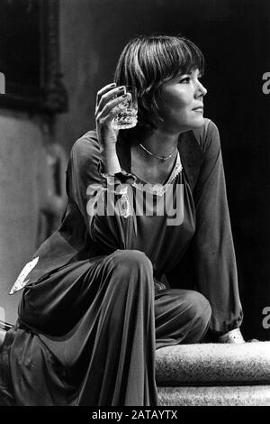 Diana Rigg (comme Ruth Carson) DE NUIT ET DE JOUR par Tom Stoppard dirigé par Peter Wood au Phoenix Theatre, Londres en 1978. Dame Enid Diana Elizabeth Rigg, Née Doncaster 1938. Actrice anglaise de scène, de cinéma et de télévision. Fait un CBE en 1988 et un DBE en 1994. Banque D'Images