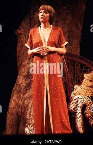 Diana Rigg (comme Ruth Carson) DE NUIT ET DE JOUR par Tom Stoppard dirigé par Peter Wood au Phoenix Theatre, Londres en 1978. Dame Enid Diana Elizabeth Rigg, Née Doncaster 1938. Actrice anglaise de scène, de cinéma et de télévision. Fait un CBE en 1988 et un DBE en 1994. Banque D'Images