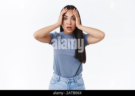 Choqué fille asiatique panicking, commencer à se défaire comme ne peut pas préparer tout à temps, saisir la tête et le gaz, ouvrir la bouche, regarder peur et nerveux, anxio Banque D'Images