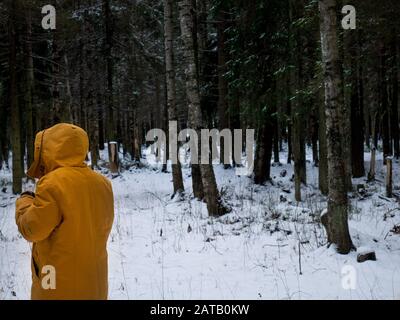 Homme dans une veste jaune vif. Forêt naturelle. Banque D'Images