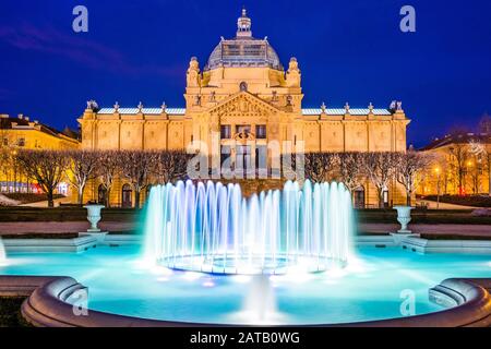 Croatie, ville de Zagreb, pavillon d'art dans la nuit, exposition longue Banque D'Images