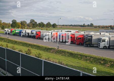 Un camion avec une semi-remorque spéciale pour le transport de charges surdimensionnées. Charge surdimensionnée ou convoi exceptionnel. Banque D'Images