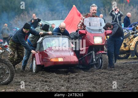 Thurmansbang, Allemagne. 01 février 2020. Une moto avec side-car est poussée à travers la boue sur la zone de rencontre de l'éléphant. La 64ème rencontre des éléphants de l'Association fédérale allemande des motocyclistes aura lieu à Thurmansbang jusqu'au 02.02.2020. Crédit: Armin Weigel/Dpa/Alay Live News Banque D'Images