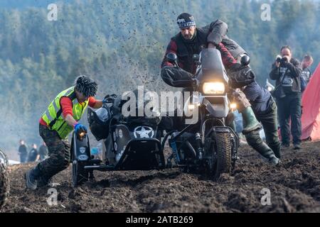 Thurmansbang, Allemagne. 01 février 2020. Une moto avec side-car est poussée à travers la boue sur la zone de rencontre de l'éléphant. La 64ème rencontre des éléphants de l'Association fédérale allemande des motocyclistes aura lieu à Thurmansbang jusqu'au 02.02.2020. Crédit: Armin Weigel/Dpa/Alay Live News Banque D'Images