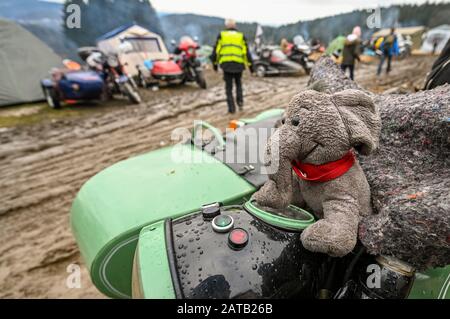 Thurmansbang, Allemagne. 01 février 2020. Un éléphant en peluche est attaché à une moto sur le site de réunion de l'éléphant. La 64ème rencontre des éléphants de l'Association fédérale allemande des motocyclistes aura lieu à Thurmansbang jusqu'au 02.02.2020. Crédit: Armin Weigel/Dpa/Alay Live News Banque D'Images