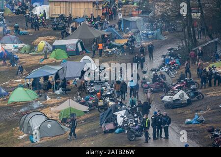 Thurmansbang, Allemagne. 01 février 2020. Des tentes sont mises en place sur le terrain de la Réunion des éléphants. La 64ème rencontre des éléphants de l'Association fédérale allemande des motocyclistes aura lieu à Thurmansbang jusqu'au 02.02.2020. Crédit: Armin Weigel/Dpa/Alay Live News Banque D'Images