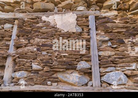 Mur De Pierre . Isolé. Abandonné prêt à tomber mur de pierre . Image De Stock. Banque D'Images