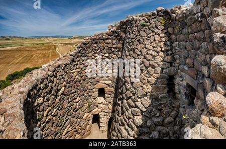 Vue extérieure de la tour centrale de Nuraghe su Nuraxi, âge de bronze, site du patrimoine mondial de l'UNESCO, près de Barumini, province du Sud Sardaigne, Sardaigne, Italie Banque D'Images