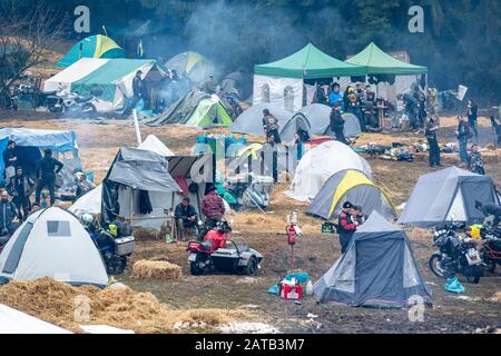 Thurmansbang, Allemagne. 01 février 2020. Des tentes sont mises en place sur le terrain de la Réunion des éléphants. La 64ème rencontre des éléphants de l'Association fédérale allemande des motocyclistes aura lieu à Thurmansbang jusqu'au 02.02.2020. Crédit: Armin Weigel/Dpa/Alay Live News Banque D'Images