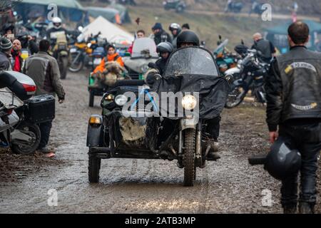 Thurmansbang, Allemagne. 01 février 2020. Les motocyclettes avec des side-cars conduisent sur la région de la Réunion d'éléphant. La 64ème rencontre des éléphants de l'Association fédérale allemande des motocyclistes aura lieu à Thurmansbang jusqu'au 02.02.2020. Crédit: Armin Weigel/Dpa/Alay Live News Banque D'Images