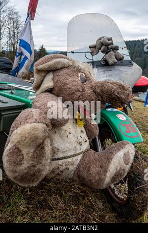 Thurmansbang, Allemagne. 01 février 2020. Un éléphant en peluche est attaché à une moto sur le site de réunion de l'éléphant. La 64ème rencontre des éléphants de l'Association fédérale allemande des motocyclistes aura lieu à Thurmansbang jusqu'au 02.02.2020. Crédit: Armin Weigel/Dpa/Alay Live News Banque D'Images