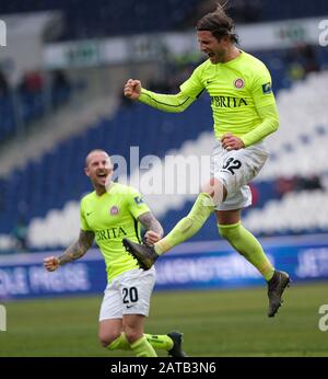 01 Février 2020, Basse-Saxe, Hanovre: Football: 2ème Bundesliga, 20ème jour de jumelage: Hanovre 96 - SV Wehen Wiesbaden dans l'HDI Arena de Hanovre. Stefan Aigner (r) de Wiesbaden célèbre son objectif pour le 0:1 contre Hannover 96 avec son équipier Moritz Kuhn. Photo: Peter Steffen/dpa - NOTE IMPORTANTE: Conformément à la réglementation de la DFL Deutsche Fußball Liga et de la DFB Deutscher Fußball-Bund, il est interdit d'exploiter ou d'exploiter dans le stade et/ou du jeu a pris des photos sous forme d'images de séquence et/ou de séries de photos de type vidéo. Banque D'Images