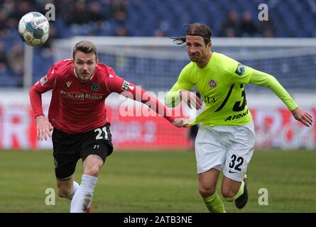 01 Février 2020, Basse-Saxe, Hanovre: Football: 2ème Bundesliga, 20ème jour de jumelage: Hanovre 96 - SV Wehen Wiesbaden dans l'HDI Arena de Hanovre. Le Jannes Horn (l) de Hanovre et le Stefan Aigner de Wiesbaden combattent pour le ballon. Photo: Peter Steffen/dpa - NOTE IMPORTANTE: Conformément à la réglementation de la DFL Deutsche Fußball Liga et de la DFB Deutscher Fußball-Bund, il est interdit d'exploiter ou d'exploiter dans le stade et/ou du jeu a pris des photos sous forme d'images de séquence et/ou de séries de photos de type vidéo. Banque D'Images