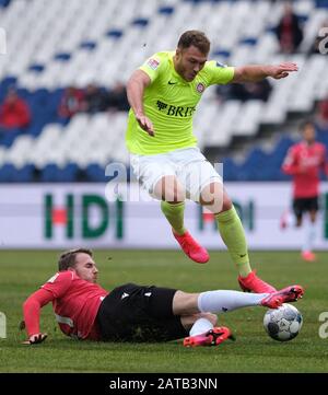 01 Février 2020, Basse-Saxe, Hanovre: Football: 2ème Bundesliga, 20ème jour de jumelage: Hanovre 96 - SV Wehen Wiesbaden dans l'HDI Arena de Hanovre. Jannes Horn (l) de Hanovre et Maximilian Dittgen de Wiesbaden combattent pour le ballon. Photo: Peter Steffen/dpa - NOTE IMPORTANTE: Conformément à la réglementation de la DFL Deutsche Fußball Liga et de la DFB Deutscher Fußball-Bund, il est interdit d'exploiter ou d'exploiter dans le stade et/ou du jeu a pris des photos sous forme d'images de séquence et/ou de séries de photos de type vidéo. Banque D'Images