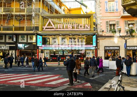 Vue sur la rue du centre ville de Sanremo avec la façade du Théâtre Ariston, siège du Festival de la chanson italienne, et des gens, Ligurie, Italie Banque D'Images