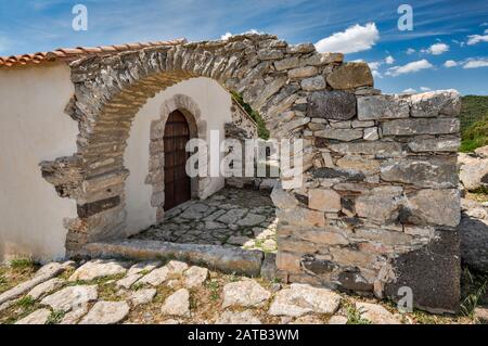 Chiesa di Santa Vittoria, église byzantine, au sanctuaire Nuragique de Santa Vittoria, près du village de Serri, région de Marmilla, Sardaigne, Italie Banque D'Images