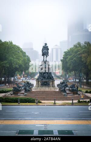 PHILADELPHIE. Pennsylvanie - 3 octobre 2019 : le brouillard et la pluie créent une journée de travail calme dans le centre-ville de Philadelphie Banque D'Images