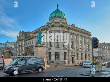 EDINBURGH ECOSSE LA SOCIÉTÉ ROYALE D'ÉDIMBOURG CONSTRUIT AU COIN DE LA RUE HANOVER ET STATUE DE GEORGE IV Banque D'Images