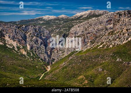 Gorropu Canyon, Gola su Gorropu, chaîne de montagnes Supramonte, vue depuis la route 125, province de Nuoro, Sardaigne, Italie Banque D'Images