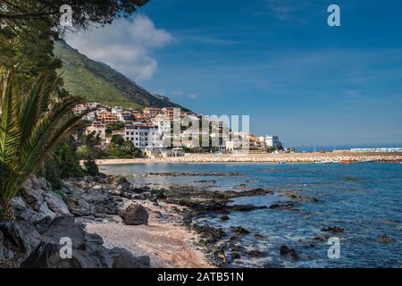 Plage de la station balnéaire de Cala Gonone à Golfo di Orosei, Nuoro, province de la mer Tyrrhénienne, Sardaigne, Italie Banque D'Images