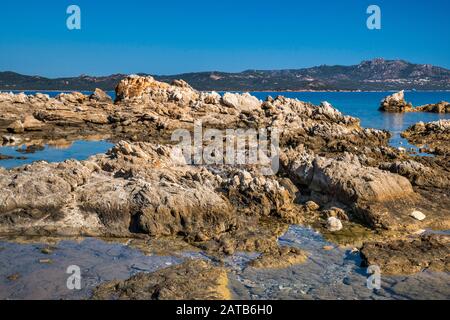 Rochers à Spiaggia Punta della Volpe, plage de Golfo di Olbia, près de Porto Rotondo, Costa Smeralda, mer Méditerranée, Sardaigne, Italie Banque D'Images