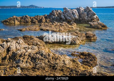 Rochers à Spiaggia Punta della Volpe, plage de Golfo di Olbia, près de Porto Rotondo, Costa Smeralda, mer Méditerranée, Sardaigne, Italie Banque D'Images