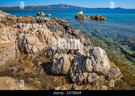 Rochers à Spiaggia Punta della Volpe, plage de Golfo di Olbia, près de Porto Rotondo, Costa Smeralda, mer Méditerranée, Sardaigne, Italie Banque D'Images