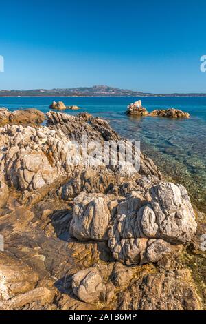 Rochers à Spiaggia Punta della Volpe, plage de Golfo di Olbia, près de Porto Rotondo, Costa Smeralda, mer Méditerranée, Sardaigne, Italie Banque D'Images