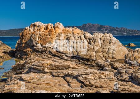 Rochers à Spiaggia Punta della Volpe, plage de Golfo di Olbia, près de Porto Rotondo, Costa Smeralda, mer Méditerranée, Sardaigne, Italie Banque D'Images