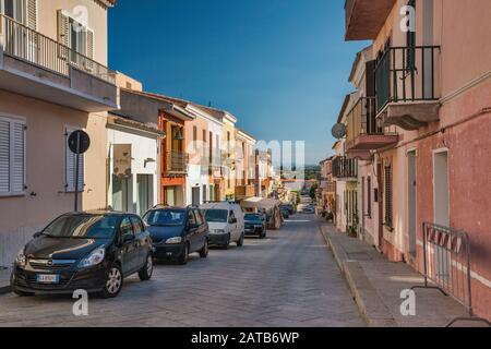 Via Carlo Alberto à Santa Teresa di Gallura, Gallura région, province de Sassari, Sardaigne, Italie Banque D'Images