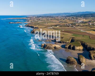 Vue aérienne Sur La plage de Catedrais ou Praia de Aguas Santas en Galice Banque D'Images